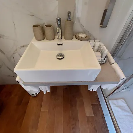 ゲストハウス Rossodisera 3*